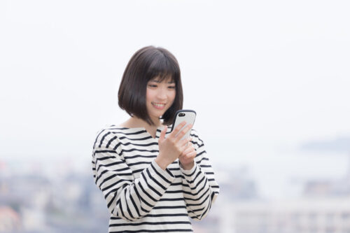 スマホを触る女性